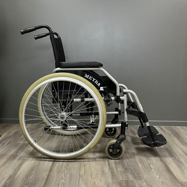 Fauteuil roulant manuel MEYRA gris L.43 P.42