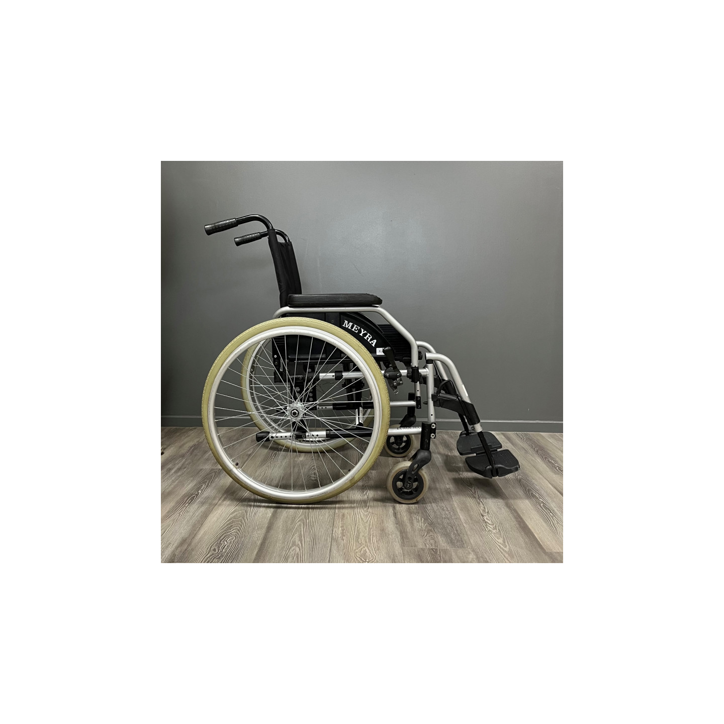 Fauteuil roulant manuel MEYRA gris L.43 P.42