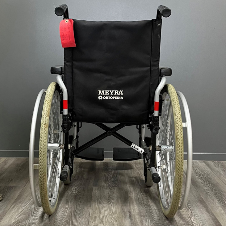 Fauteuil roulant manuel MEYRA gris L.43 P.42