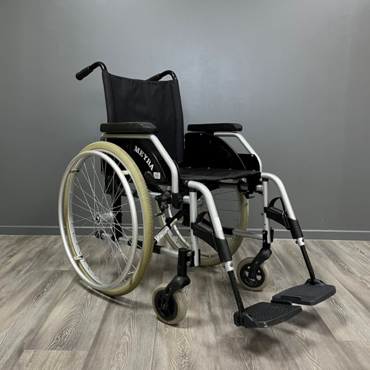 Fauteuil roulant manuel MEYRA gris L.43 P.42