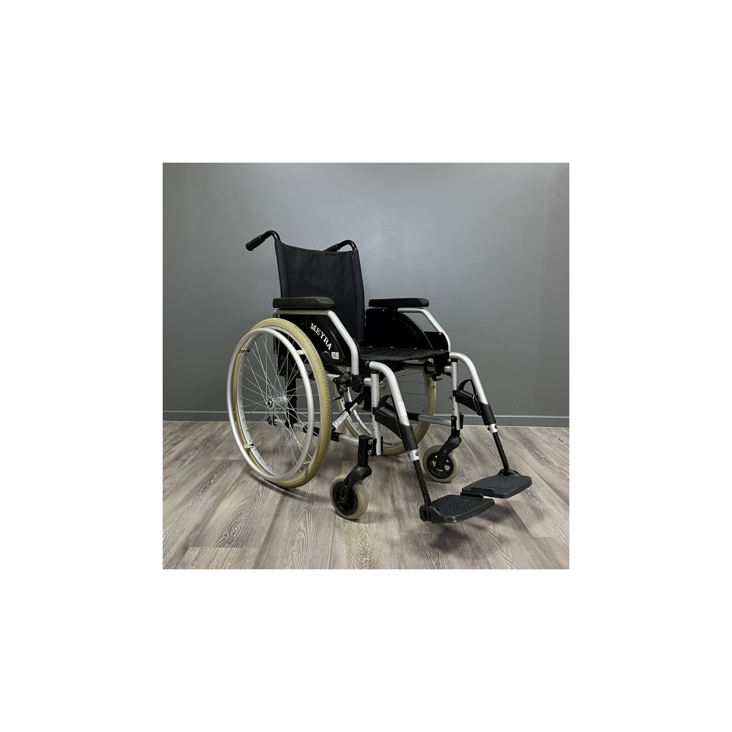 Fauteuil roulant manuel MEYRA gris L.43 P.42